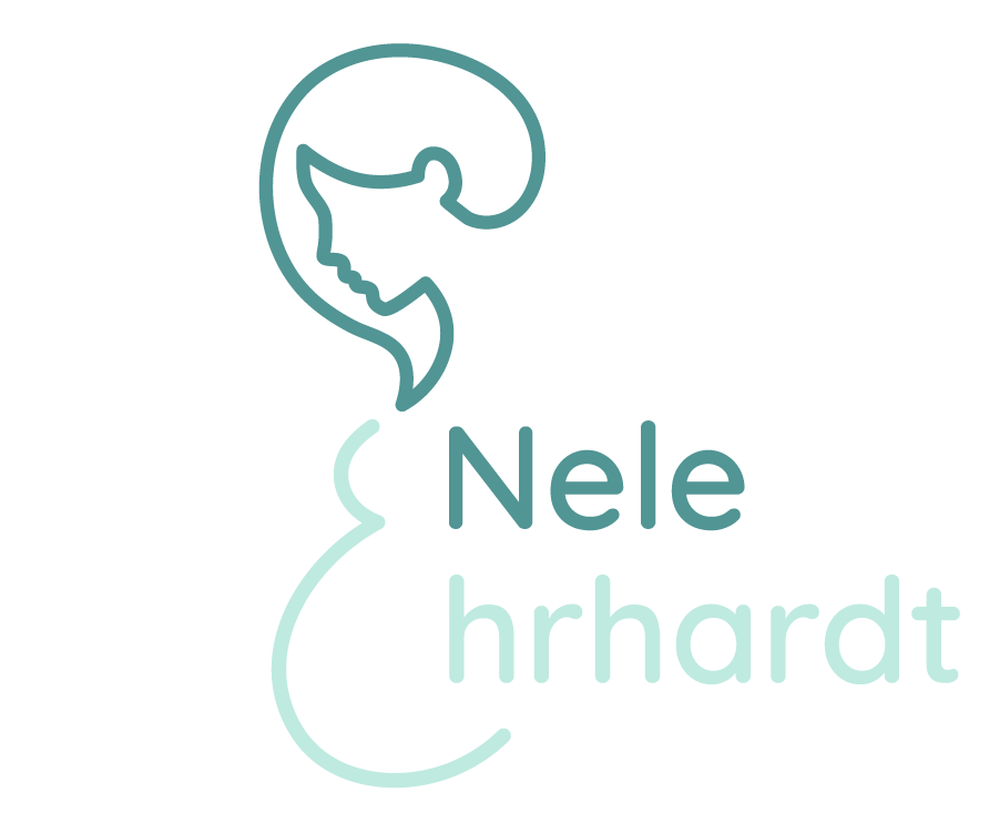 Das Logo der Hebamme Nele Ehrhardt zeigt die Silhouette einer schwangeren Frau gefolgt vom ausgeschriebenen Vor- und Nachnamen. Brust und Bauch der Silhouette bilden den ersten Buchstaben des Nachnamens Ehrhardt.